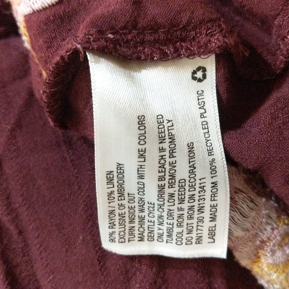 45 Knox Rose Burgundy Button down Shirt with Embroidered Flowers. Size: Medium - Picture 10 of 11